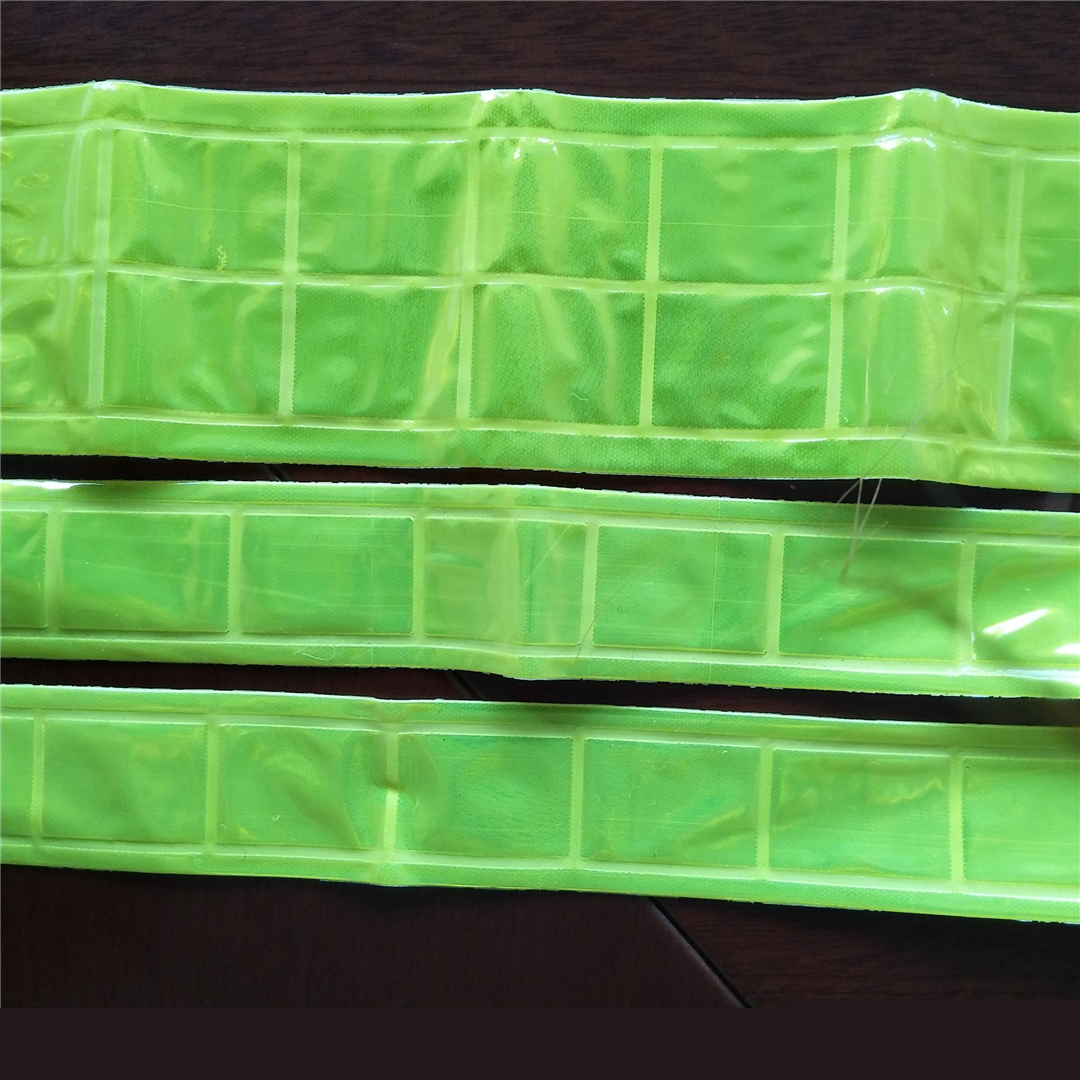 超聲波反光帶復(fù)合分條機(jī)HD-0645 超聲波反光帶復(fù)合分條機(jī)HD-0645