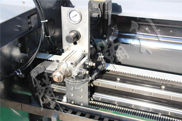 全自動<a href='http://www.aolans.com/xingyezixun/748.html' target='1' style='font-size:14px; font-weight:bold; color:#ff0000;'>裥棉機</a>